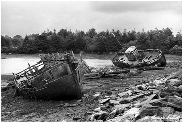 Vieilles coques de bateaux abandonnées par les flots dans le port de Benodet. Pour revenir à la galerie, cliquez sur la photo.